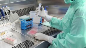 Scientist working with multichannel pipette. experimental labbor