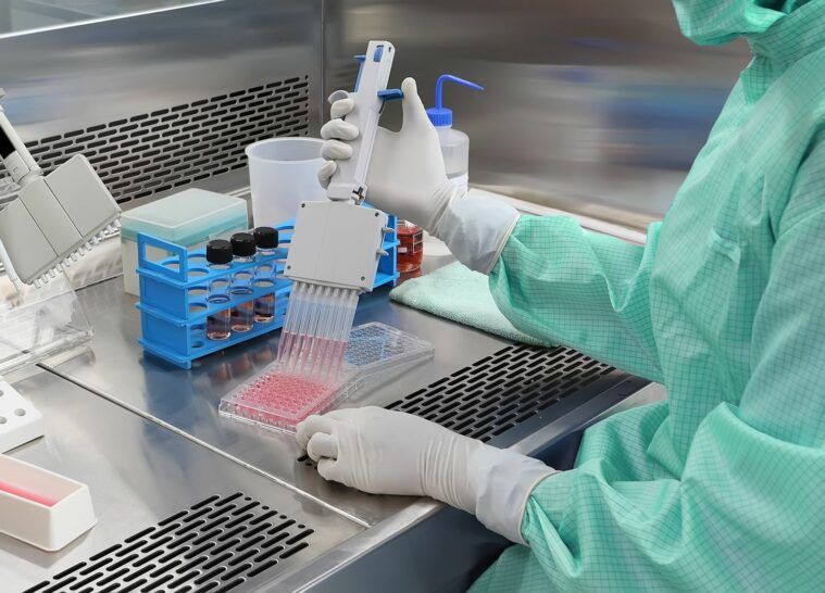 Scientist working with multichannel pipette. experimental labbor