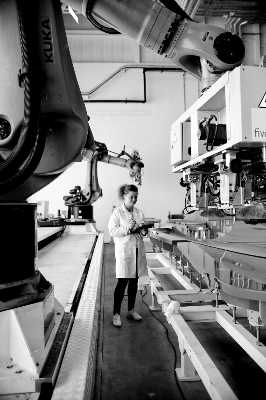 Jeune femme travaillant dans l'industrie