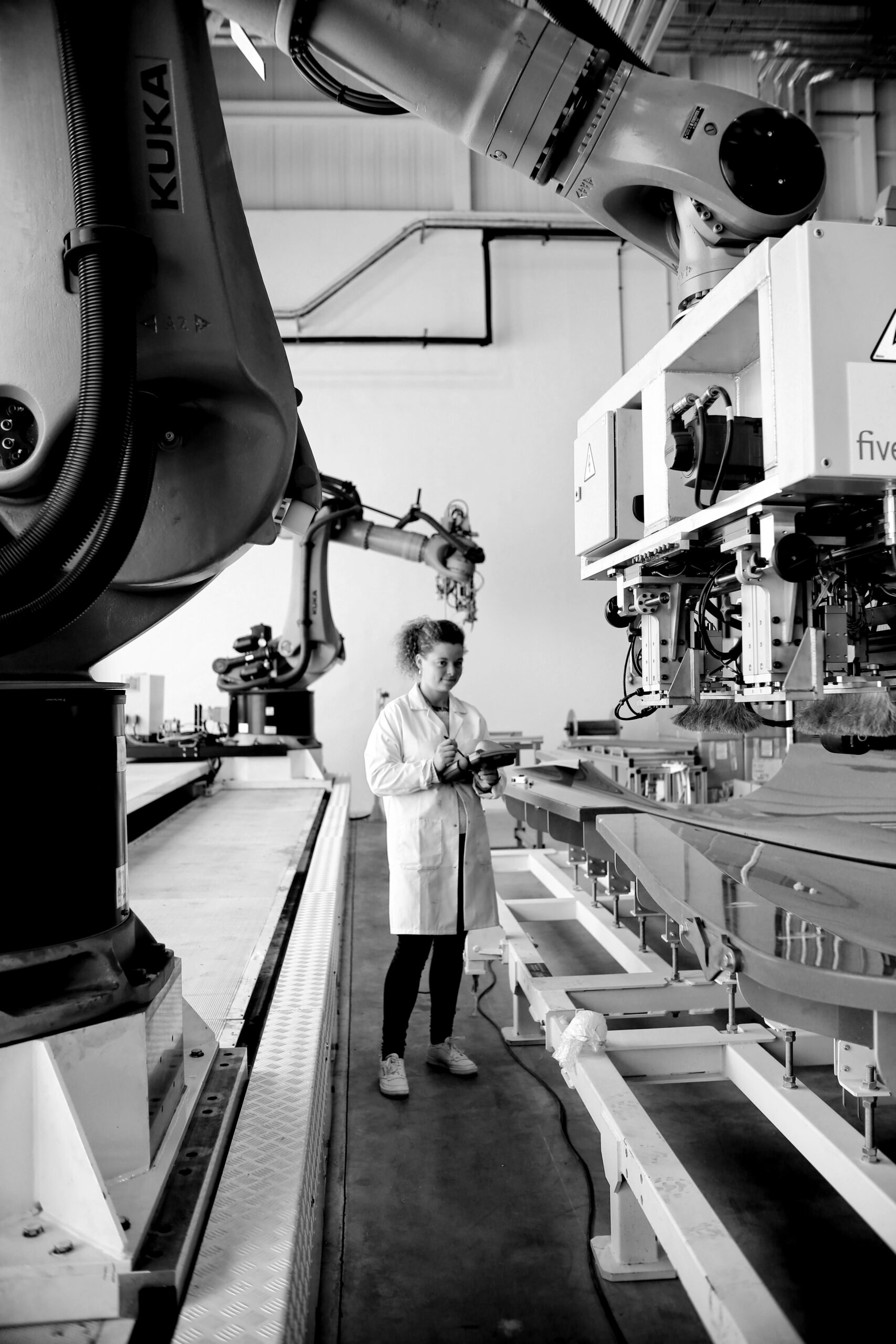 Jeune femme travaillant dans l'industrie